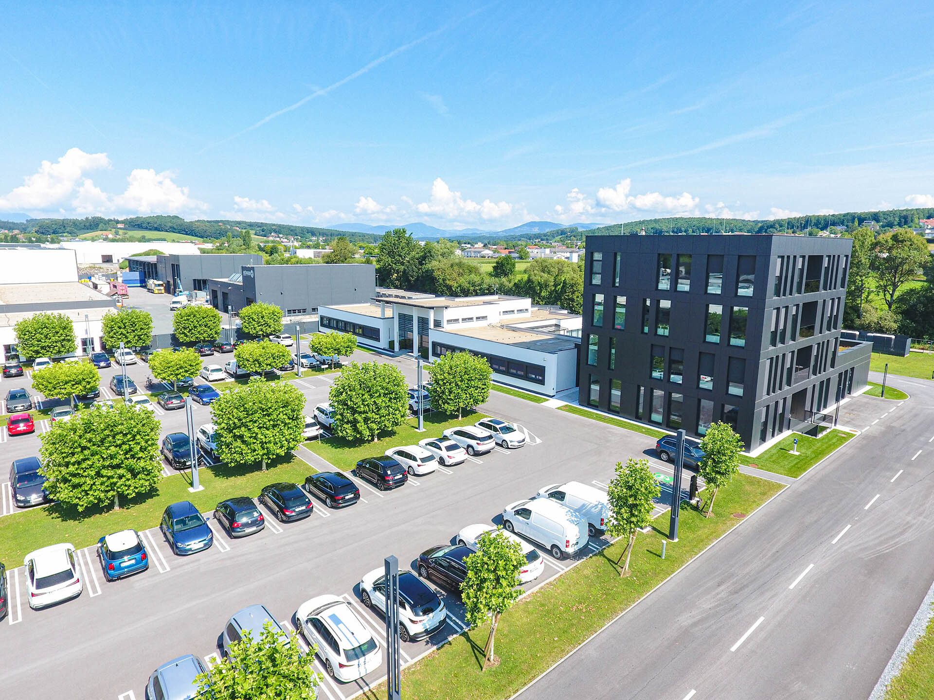 Luftaufnahme Sinabelkirchen neues Bürogebäude und Parkplatz