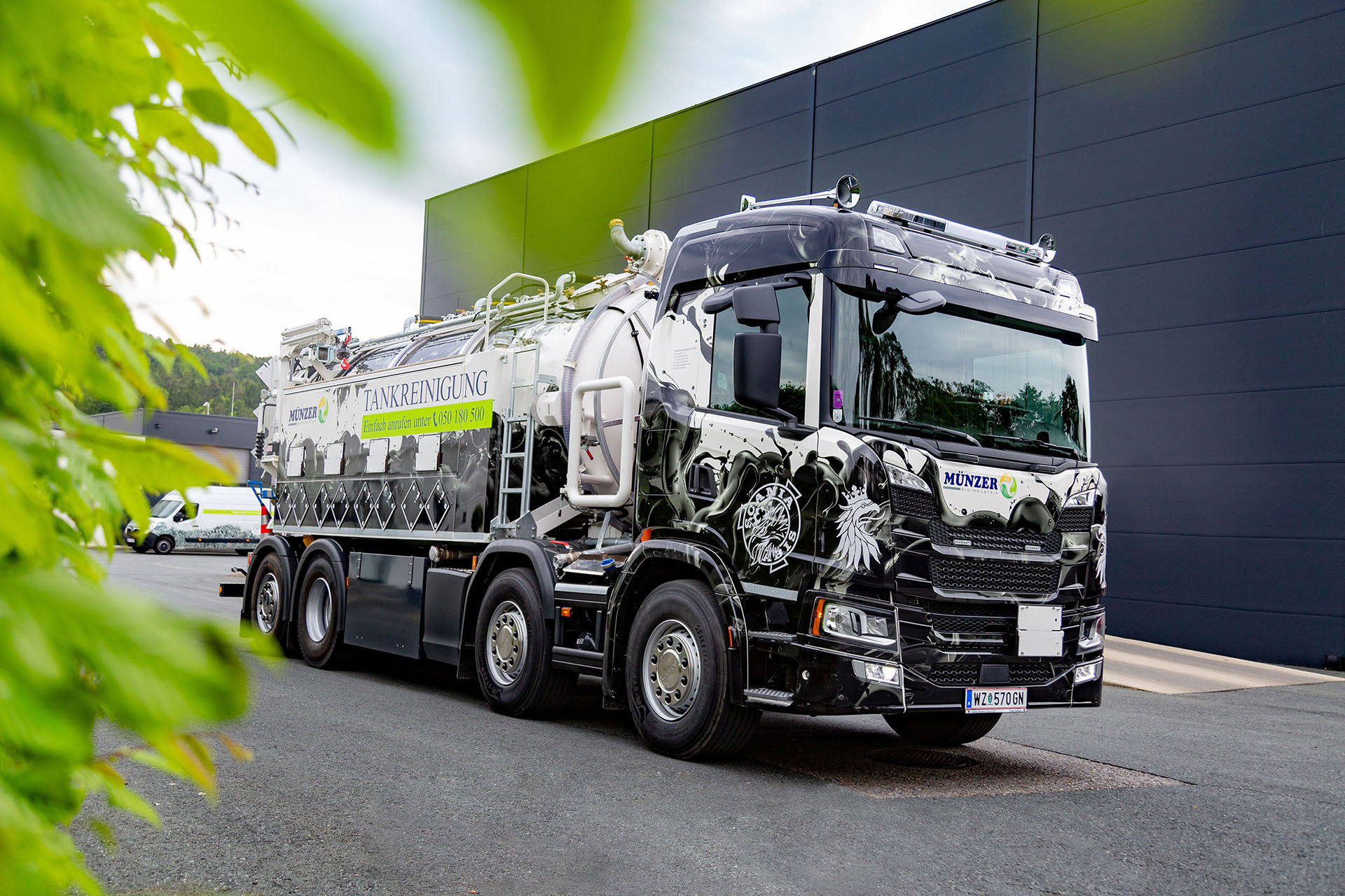 Tank cleaning truck