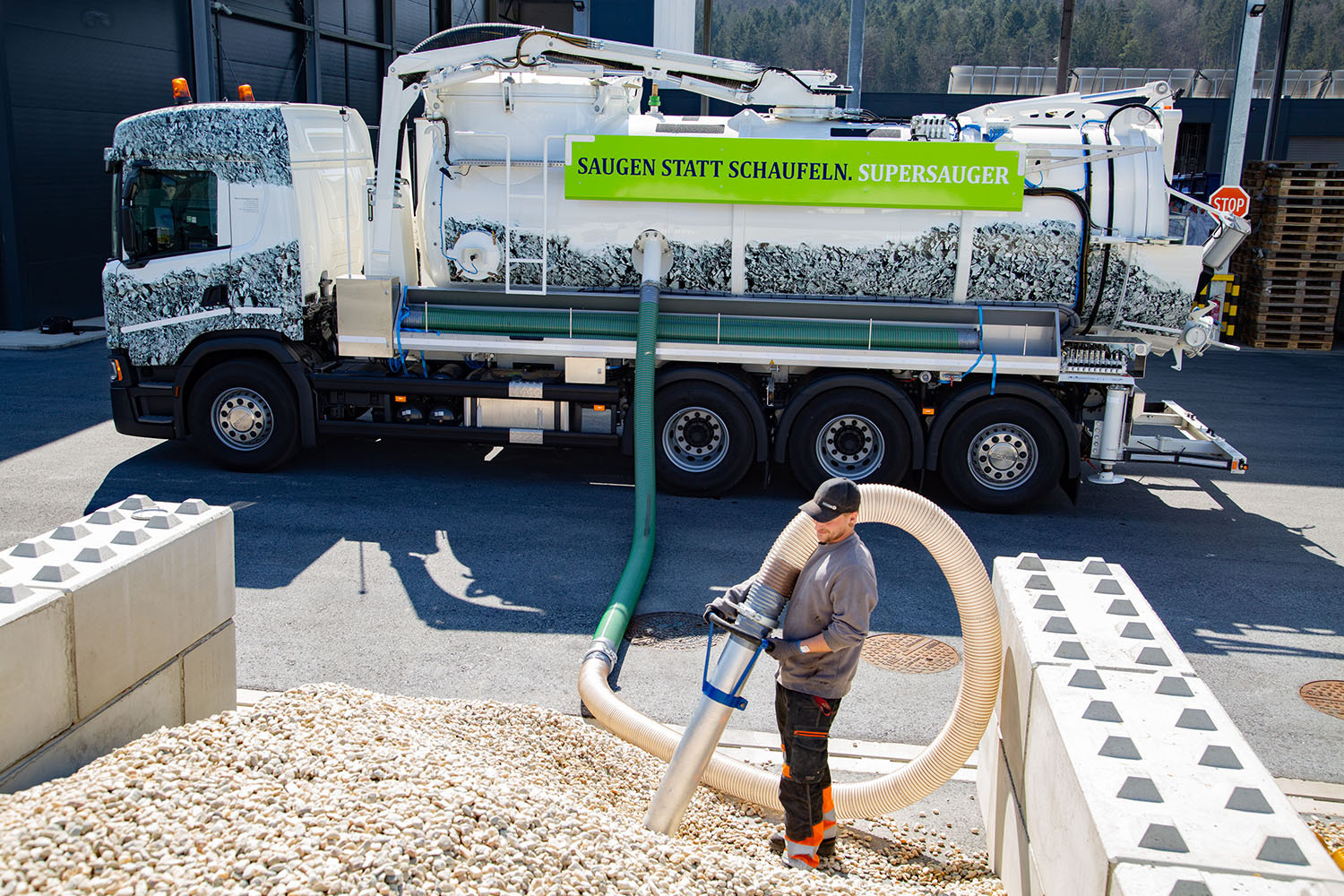 Münzer SuperSauger – view of truck sucking up gravel