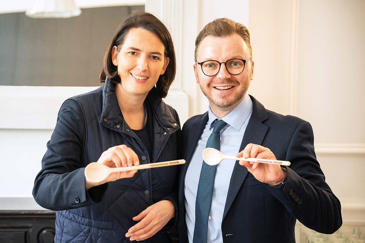 Gruppenbild - EU-Abgeordnete Barbara Thaler, Ewald-Marco Münzer mit Kochlöffel in der Hand